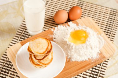 ekşi krema, un ve yumurta ile ev gözleme