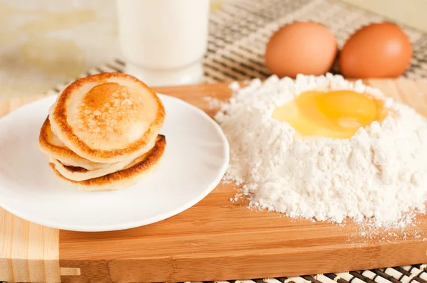 Strona główna naleśniki z kwaśnej śmietany, mąki i jaj — Zdjęcie stockowe