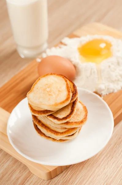 Pancake casalinghi con panna acida, farina e uova — Foto Stock