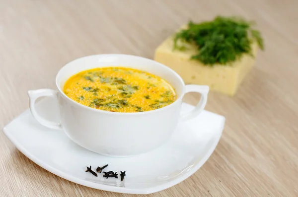 Een heerlijke kaas soep en dille — Stockfoto