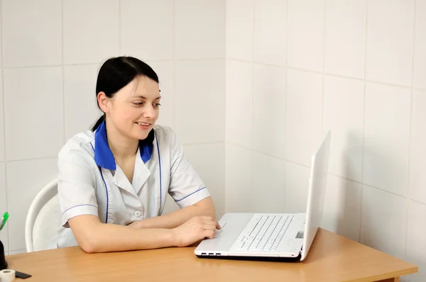 Giovane medico con laptop — Foto Stock
