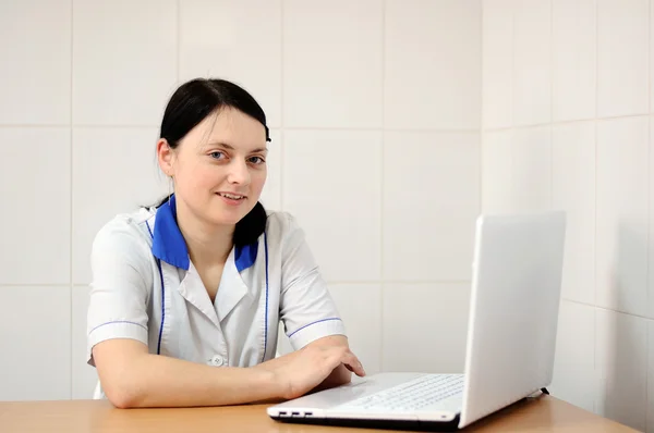 Jeune médecin avec ordinateur portable — Photo