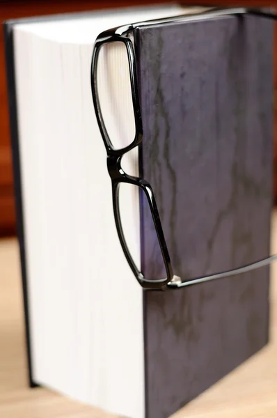 Boek en brillen — Stockfoto
