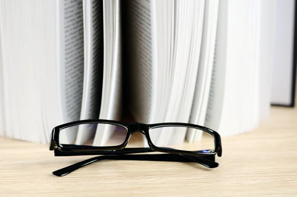 Book and eyeglasses — Stock Photo, Image