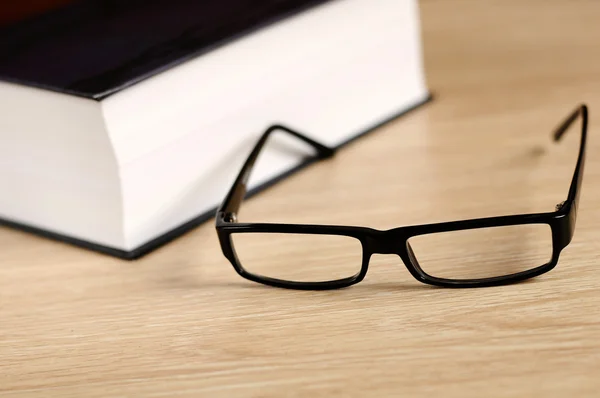 Book and eyeglasses — Stock Photo, Image