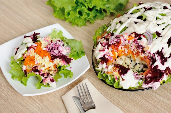 Salada com arenque e legumes — Fotografia de Stock