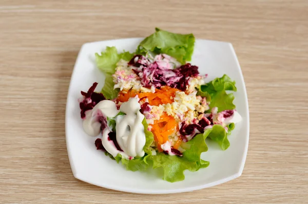 Салат с сельдь и овощи — стоковое фото