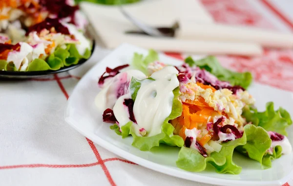 Salat mit Hering und Gemüse — Stockfoto
