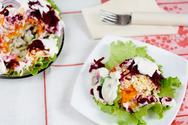 Salada com arenque e legumes — Fotografia de Stock