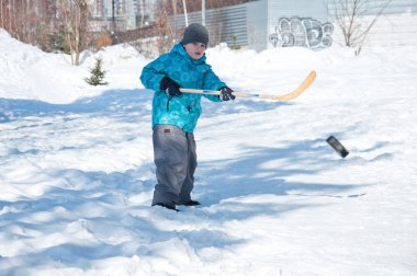 Hokey karda oynayan bir boy