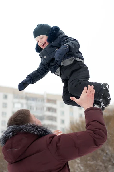 Ο μπαμπάς πετάει το γιο της — Φωτογραφία Αρχείου