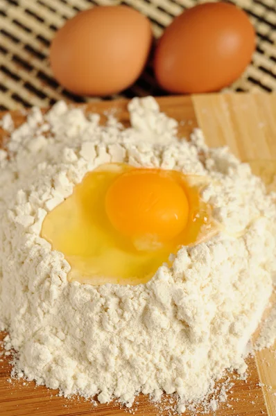 Προϊόντα για το σπίτι-ψημένα αυγά και το αλεύρι — Φωτογραφία Αρχείου