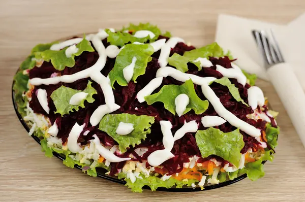 Salat mit Hering und Gemüse — Stockfoto