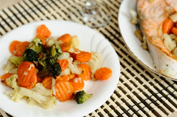 Sabrosas verduras al vapor en un plato blanco —  Fotos de Stock