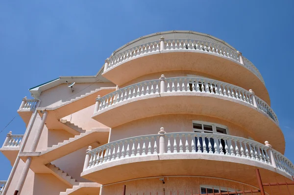 Modernes Ferienhaus mit eigenem Balkon und Leiter — Stockfoto