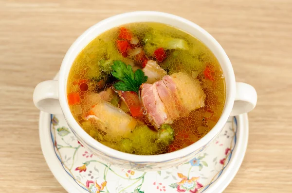 Італійський суп з овочами і беконом — стокове фото