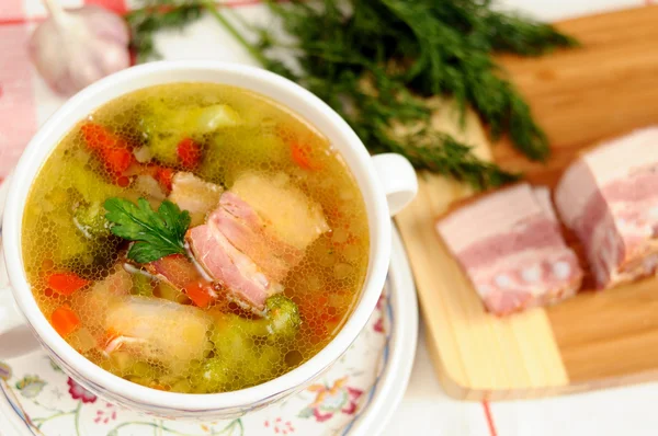 Італійський суп з овочами і беконом — стокове фото