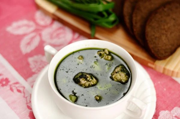 Sopa com espinafre e almôndegas — Fotografia de Stock