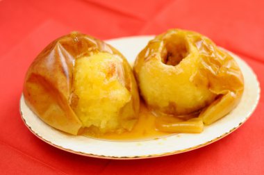 Bal ile pişmiş elma