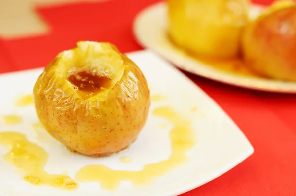 Bal ile pişmiş elma — Stok fotoğraf