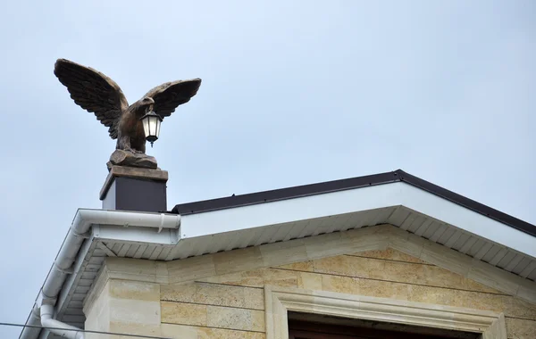 屋根の上のランタンを持つ青銅ワシ — ストック写真