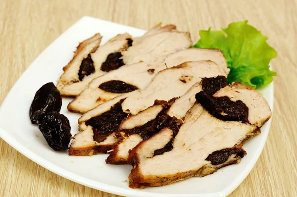 Мясо, запеченное с черносливом — стоковое фото