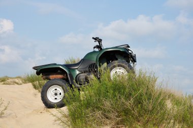 kum üzerinde Quad Bisiklet