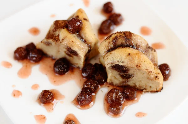 Una deliziosa torta con marmellata di fragole — Foto Stock