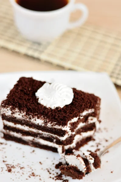 Delicioso pastel con chocolate negro — Foto de Stock