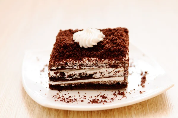 Bolo delicioso com chocolate escuro — Fotografia de Stock