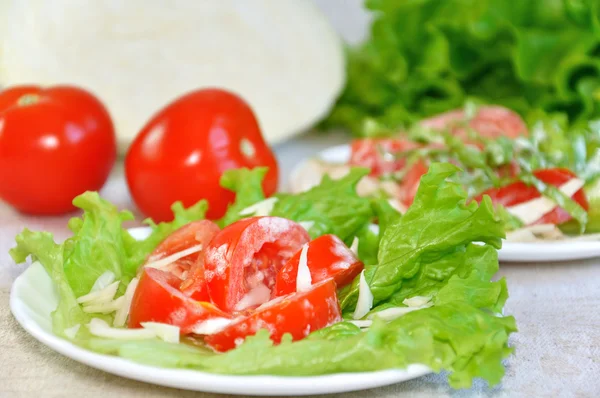 Pomidory z majonezem na liściu sałaty — Zdjęcie stockowe
