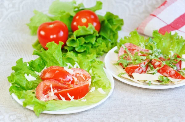 Tomater med majonnäs på salladsblad — Stockfoto