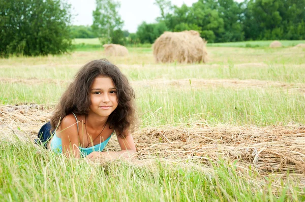 Belle fille aux cheveux longs dans un champ — Photo
