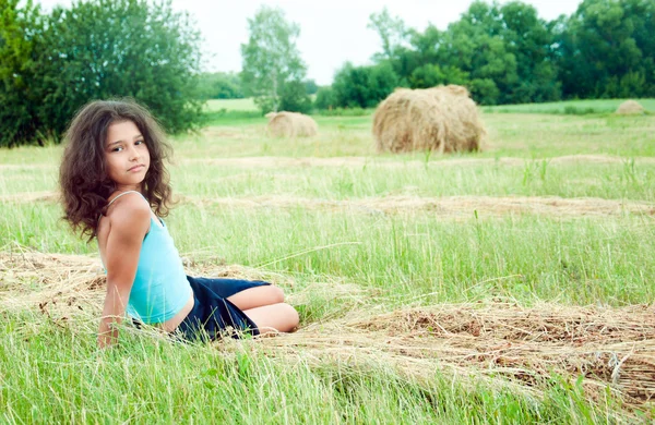 A mező a gyönyörű hosszú hajú lány — Stock Fotó