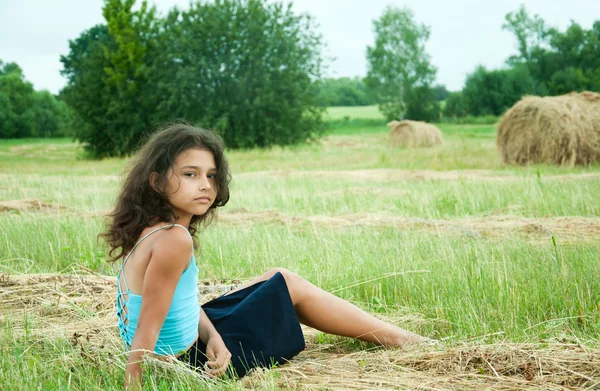 Krásné dlouhé vlasy-dívka v poli — Stock fotografie