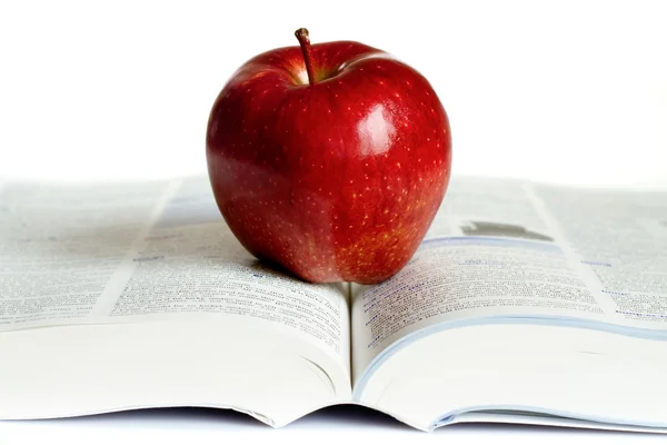 Czerwone jabłko na książki — Zdjęcie stockowe