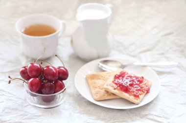 jam tost, çay, süt ve Cherry ile Kahvaltı