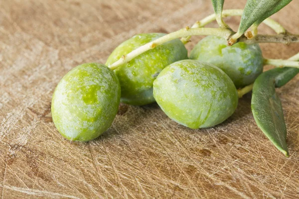 Primo piano di ramo Olive su un tavolo di legno — Foto Stock