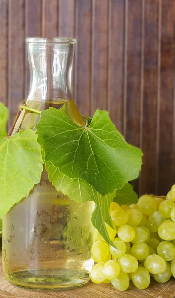 Vino blanco con uvas sobre fondo de madera —  Fotos de Stock