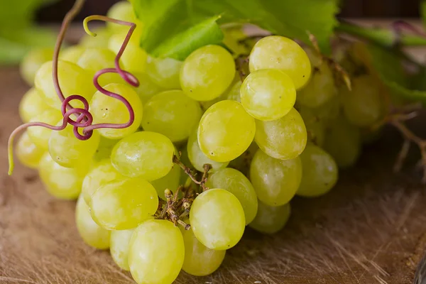 Куча винограда на деревянном фоне — стоковое фото