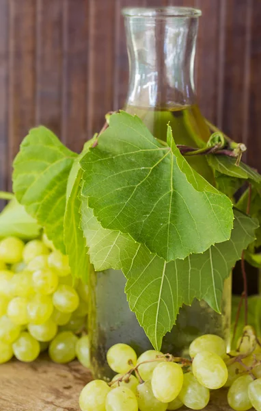 Vin blanc avec raisins sur fond bois — Photo