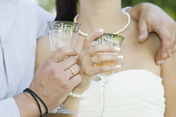 Noiva e noivo com copos de champanhe — Fotografia de Stock