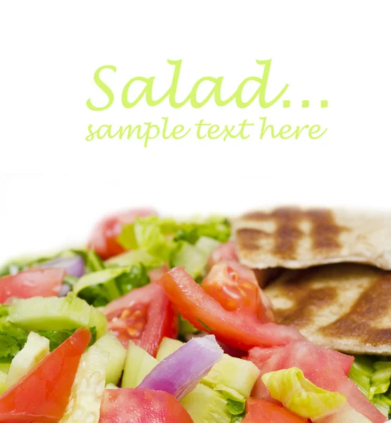 Gezonde verse salade geïsoleerd op een witte achtergrond met plaats voor — Stockfoto