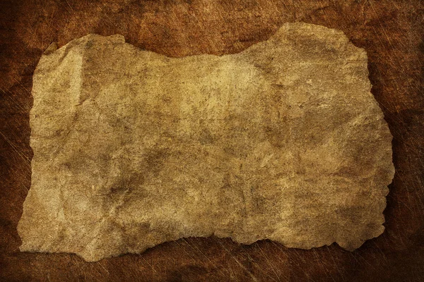 Пустой плакат из старого бумажного тега на деревянном фоне — стоковое фото