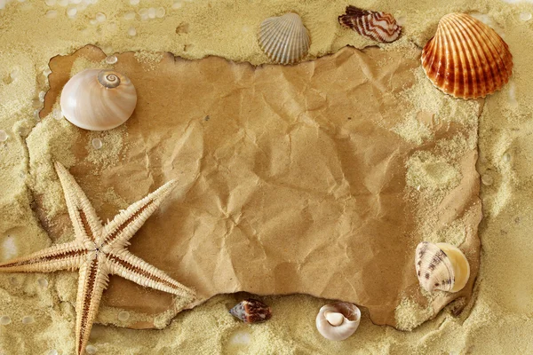 Vecchio cartellino di carta su sabbia naturale con conchiglia — Foto Stock