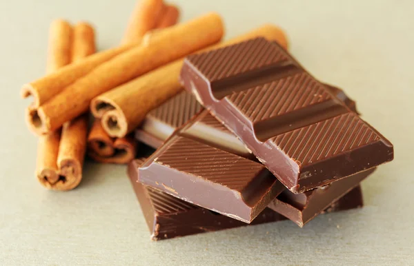 Trozos de chocolate con canela —  Fotos de Stock