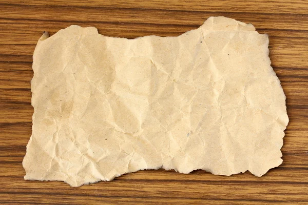 Старая бумажная бирка на деревянном фоне — стоковое фото