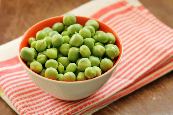 Closeup on bowl of fresh green organic green peas — Stock Photo, Image