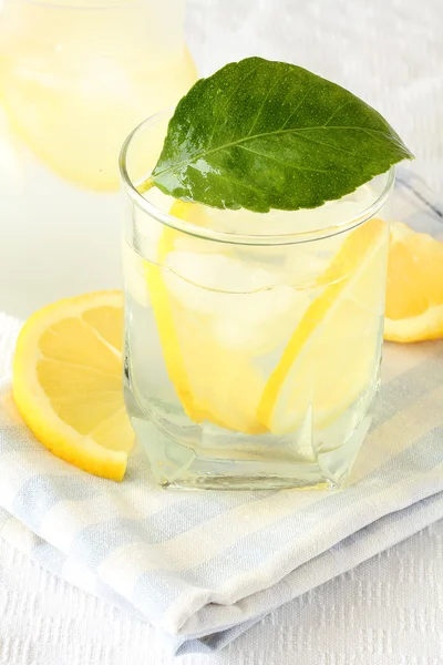 Холодный лимонад — стоковое фото
