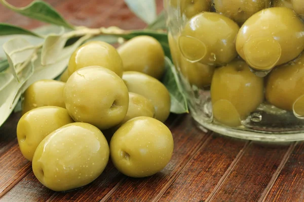 Oliven auf einem Holztisch — Stockfoto